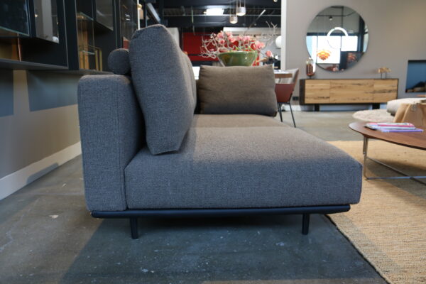 Volo 530 - Rolf Benz. Chaise longue gestoffeerd in Monza 97 bruin/grijs. Direct verkrijgbaar in de showroomsale bij gulden Interieur voor een scherpe prijs.