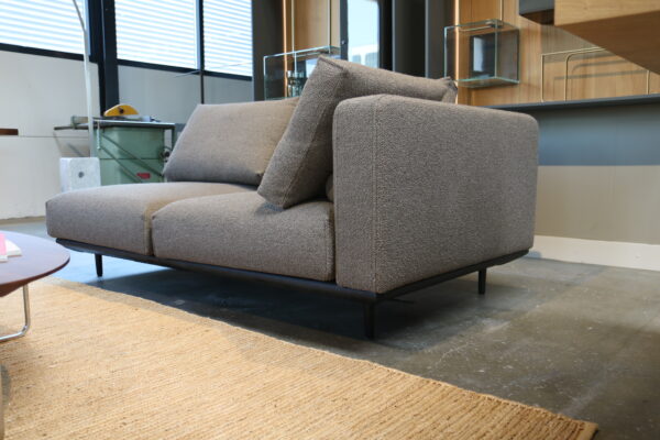 Volo 530 - Rolf Benz. Chaise longue gestoffeerd in Monza 97 bruin/grijs. Direct verkrijgbaar in de showroomsale bij gulden Interieur voor een scherpe prijs.