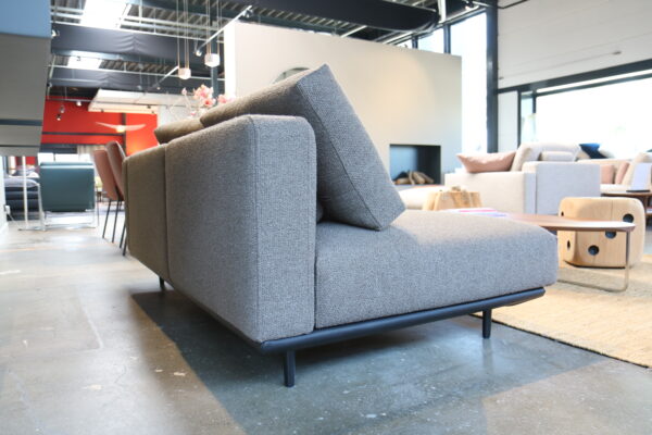 Volo 530 - Rolf Benz. Chaise longue gestoffeerd in Monza 97 bruin/grijs. Direct verkrijgbaar in de showroomsale bij gulden Interieur voor een scherpe prijs.