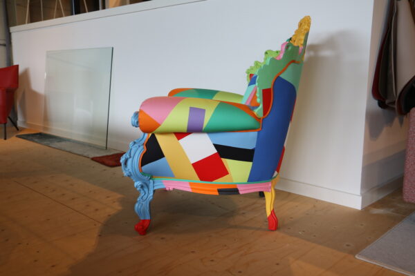 Proust Geometrica - Cappellini. Een fauteuil van Alessandro Mendini. Handgemaakt en beschilderd. Nu te zien en direct verkrijgbaar bij Gulden Interieur.