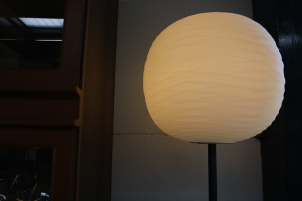 Gem - Foscarini. Vloerlamp met mongeblazen glas. Kleur bianco - grafite. Afmeting: ø43 x H187 cm. Zonder levertijd bij Gulden Interieur. officiële dealer.