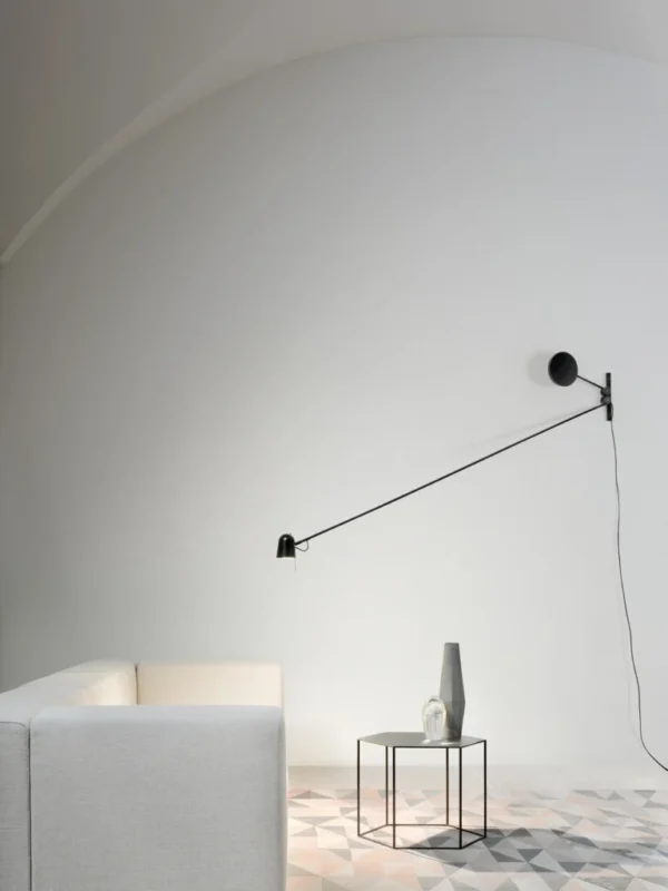 Counterbalance van Luceplan is een wandlamp die verstelbaar is in hoogte door een cirkelvormig gewicht. De counterbalance komt in twee kleuren. Dit showroommodel is gekozen in zwart. Op het kapje zit het aan en uit knopje. De counterbalance heeft geen dim functie maar is wel te zien als fijn verstelbaar spotje. De kap kan namelijk nog 360 graden gedraaid worden. Product details: * Merk: Luceplan * Model: Counterbalance * Body + kap: zwart gelakt * Afmeting: L191 c B8,5 cm  ** Draaibaar en in hoogte verstelbaar. * Lichtbron: LED 2700K, niet dimbaar * Lichtaansluiting: via stekker * Stijl note: Sfeerlamp met moderne, natuurlijke uitstraling.