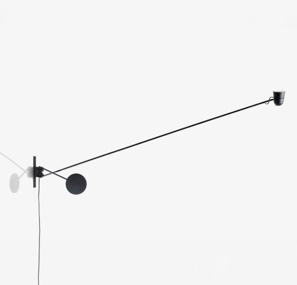 Counterbalance van Luceplan is een wandlamp die verstelbaar is in hoogte door een cirkelvormig gewicht. De counterbalance komt in twee kleuren. Dit showroommodel is gekozen in zwart. Op het kapje zit het aan en uit knopje. De counterbalance heeft geen dim functie maar is wel te zien als fijn verstelbaar spotje. De kap kan namelijk nog 360 graden gedraaid worden. Product details: * Merk: Luceplan * Model: Counterbalance * Body + kap: zwart gelakt * Afmeting: L191 c B8,5 cm  ** Draaibaar en in hoogte verstelbaar. * Lichtbron: LED 2700K, niet dimbaar * Lichtaansluiting: via stekker * Stijl note: Sfeerlamp met moderne, natuurlijke uitstraling.