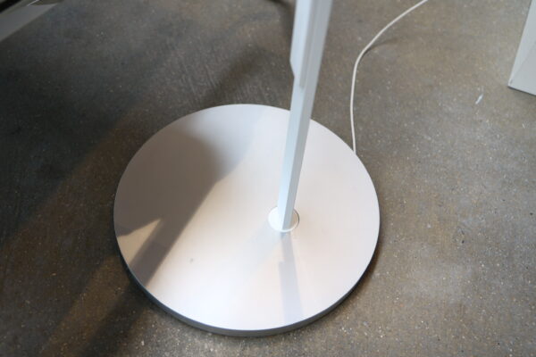 IO 3D lettura - Occhio - Vloerlamp. Wit/matt chroom. Afmeting: ø14 cm x H120-150 cm. Touch sensor. Direct verkrijgbaar bij Gulden Interieur.