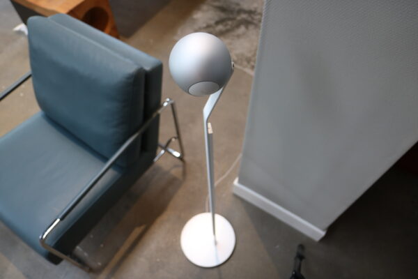 IO 3D lettura - Occhio - Vloerlamp. Wit/matt chroom. Afmeting: ø14 cm x H120-150 cm. Touch sensor. Direct verkrijgbaar bij Gulden Interieur.