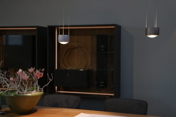 Sento Sospeso Due - Occhio. Deze hanglamp heeft twee lichtbronnen in matt gold. Afmeting: B102 x D12 x H50-200 cm. Bij gulden Interieur - officiële dealer.