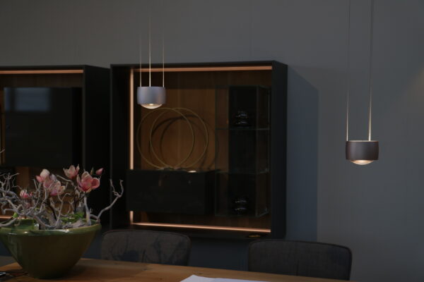 Sento Sospeso Due - Occhio. Deze hanglamp heeft twee lichtbronnen in matt gold. Afmeting: B102 x D12 x H50-200 cm. Bij gulden Interieur - officiële dealer.