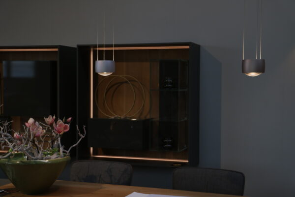 Sento Sospeso Due - Occhio. Deze hanglamp heeft twee lichtbronnen in matt gold. Afmeting: B102 x D12 x H50-200 cm. Bij gulden Interieur - officiële dealer.