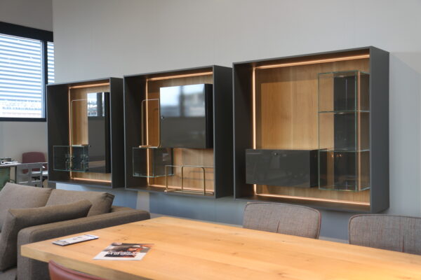 LEMA LT40 wandmodule. Decoratieve kast. Vitrine elementen van glas, hout en hoogglans gelakte afwerking. B109 x D35 x H109 cm. Bij Gulden Interieur.