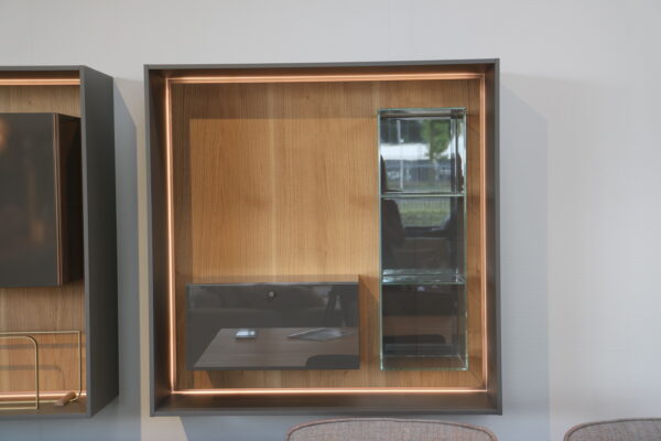 LEMA LT40 wandmodule. Decoratieve kast. Vitrine elementen van glas, hout en hoogglans gelakte afwerking. B109 x D35 x H109 cm. Bij Gulden Interieur.