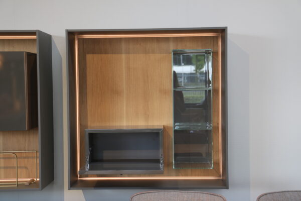 LEMA LT40 wandmodule. Decoratieve kast. Vitrine elementen van glas, hout en hoogglans gelakte afwerking. B109 x D35 x H109 cm. Bij Gulden Interieur.