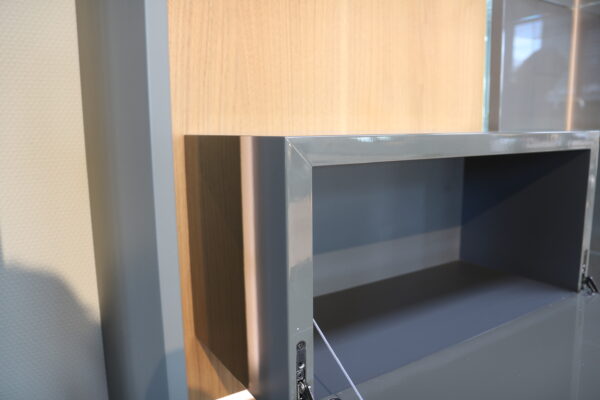 LEMA LT40 wandmodule. Decoratieve kast. Vitrine elementen van glas, hout en hoogglans gelakte afwerking. B109 x D35 x H109 cm. Bij Gulden Interieur.