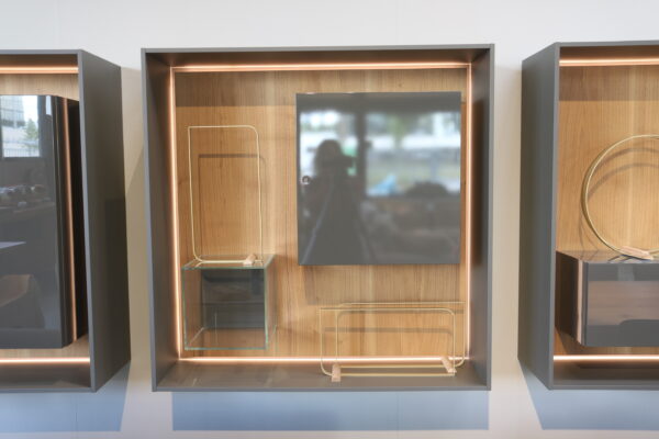 LEMA LT40 wandmodule. Decoratieve kast. Vitrine elementen van glas, hout en hoogglans gelakte afwerking. B109 x D35 x H109 cm. Bij Gulden Interieur.