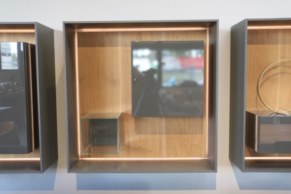 LEMA LT40 wandmodule. Decoratieve kast. Vitrine elementen van glas, hout en hoogglans gelakte afwerking. B109 x D35 x H109 cm. Bij Gulden Interieur.