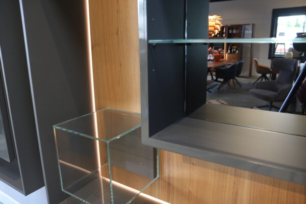 LEMA LT40 wandmodule. Decoratieve kast. Vitrine elementen van glas, hout en hoogglans gelakte afwerking. B109 x D35 x H109 cm. Bij Gulden Interieur.