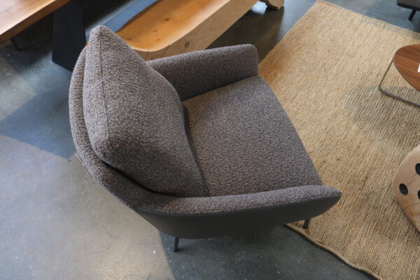 Jon - Rolf Benz. Fauteuil met brede zit gestoffeerd in grijs/bruin leder en Serra 72 van de Ploeg. Zonder levertijd verkrijgbaar bij Gulden Interieur.