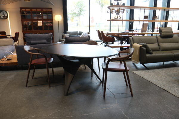 ARC - Molteni&C, een prachtige eettafel van marmer en koolstofbeton. Deze en andere items van Molteni&C in de showroom sale bij Gulden Interieur.