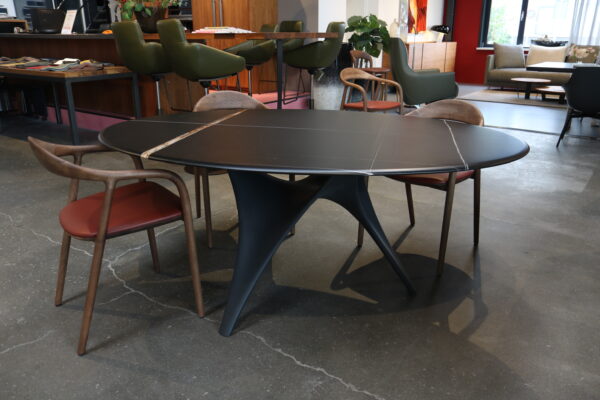 ARC - Molteni&C, een prachtige eettafel van marmer en koolstofbeton. Deze en andere items van Molteni&C in de showroom sale bij Gulden Interieur.