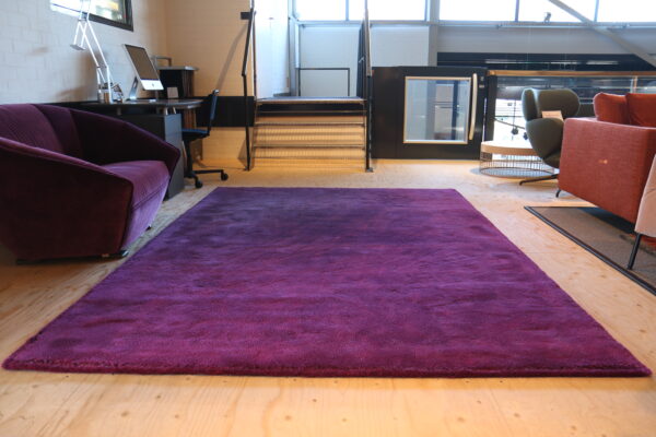 Cameleon 20 - Carpet Sign, 200 x 300 cm. deep purple met diagonaal kleurverloop. 100% wol Nieuw Zeeland. Zonder levertijd bij Gulden Interieur.