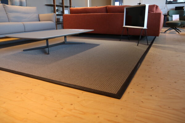 Pebbles - JAB Anstoetz. Grijs vloerkleed van 60% sisal en 40% scheerwol. afmeting: 660 x 320 cm. Direct verkrijgbaar bij Gulden Interieur.