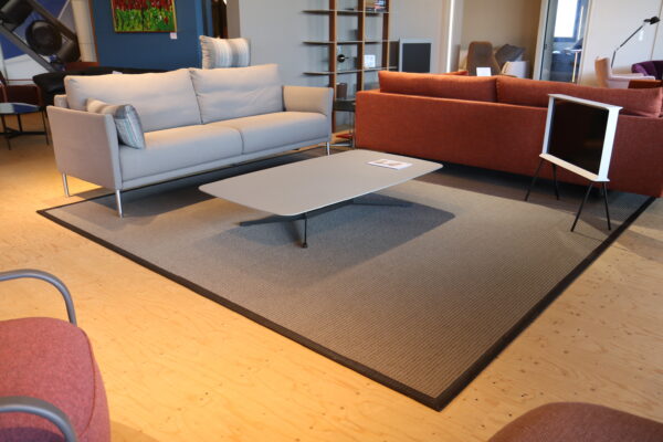 Pebbles - JAB Anstoetz. Grijs vloerkleed van 60% sisal en 40% scheerwol. afmeting: 660 x 320 cm. Direct verkrijgbaar bij Gulden Interieur.