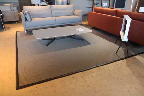 Pebbles - JAB Anstoetz. Grijs vloerkleed van 60% sisal en 40% scheerwol. afmeting: 660 x 320 cm. Direct verkrijgbaar bij Gulden Interieur.