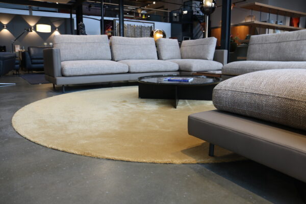 Elementi - yellow van rolf Benz x Braun. rond vloerkleed in warm geel. Afmeting: diameter 300 cm. 70% wol, 30% tencel. Geen levertijd - Gulden Interieur.