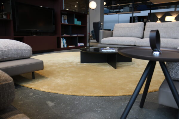 Elementi - yellow van rolf Benz x Braun. rond vloerkleed in warm geel. Afmeting: diameter 300 cm. 70% wol, 30% tencel. Geen levertijd - Gulden Interieur.