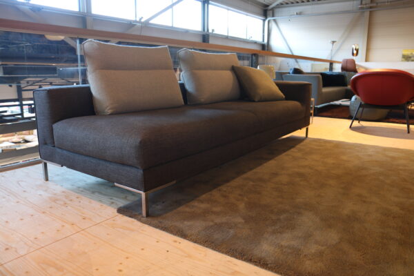 Aikon lounge - Design on Stock. Lounge bank voor de hele familie. B250 x D103 x H63 CM. Direct verkrijgbaar bij Gulden Interieur.