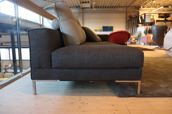 Aikon lounge - Design on Stock. Lounge bank voor de hele familie. B250 x D103 x H63 CM. Direct verkrijgbaar bij Gulden Interieur.