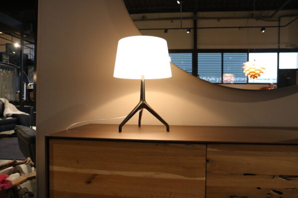 Foscarini - Lumiere XXS - Showroomsale - tafellamp in zwart chroom en wit glas. Bij Gulden Interieur.