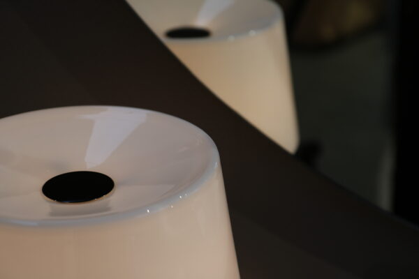 Foscarini - Lumiere XXS - Showroomsale - tafellamp in zwart chroom en wit glas. Bij Gulden Interieur.