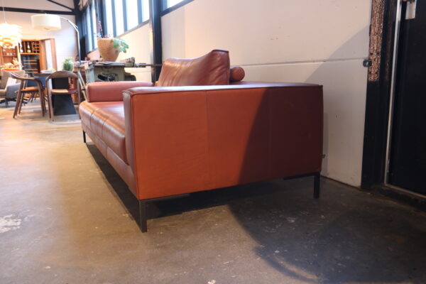 Aikon lounge, de veelzijdige bank van Design on Stock. B250 x D102 x H63 cm. gestoffeerd in cognac leder direct leverbaar als showroommodel.