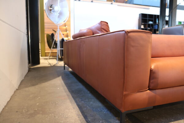 Aikon lounge, de veelzijdige bank van Design on Stock. B250 x D102 x H63 cm. gestoffeerd in cognac leder direct leverbaar als showroommodel.