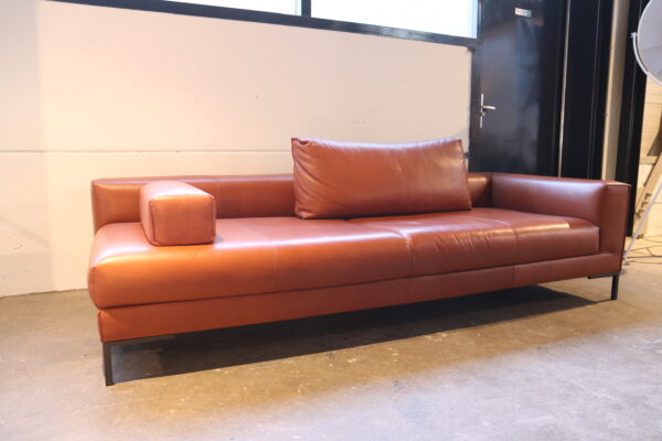 Aikon lounge, de veelzijdige bank van Design on Stock. B250 x D102 x H63 cm. gestoffeerd in cognac leder direct leverbaar als showroommodel.