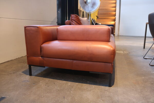 Aikon lounge, de veelzijdige bank van Design on Stock. B250 x D102 x H63 cm. gestoffeerd in cognac leder direct leverbaar als showroommodel.