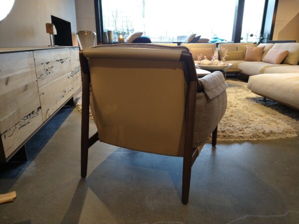 Times Lounge - Fauteuil van Poltrona Frau. Houten frame met beige stoffering. Afmeting: B83 x L85 x H77 cm. Exclusief verkrijgbaar bij Gulden Interieur.