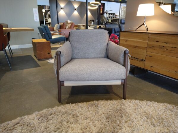 Times Lounge - Fauteuil van Poltrona Frau. Houten frame met beige stoffering. Afmeting: B83 x L85 x H77 cm. Exclusief verkrijgbaar bij Gulden Interieur.