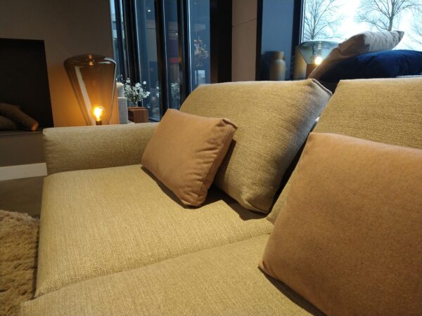 Rolf Benz - Volo hoekbank. * Afmeting: B430 x D350 x H68* CM. Grote lounge bank in beige stof direct verkrijgbaar bij Gulden Interieur.