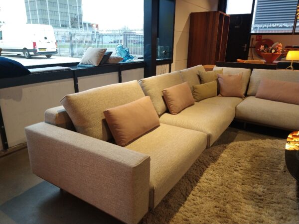 Rolf Benz - Volo hoekbank. * Afmeting: B430 x D350 x H68* CM. Grote lounge bank in beige stof direct verkrijgbaar bij Gulden Interieur.