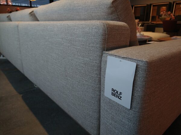 Rolf Benz - Volo hoekbank. * Afmeting: B430 x D350 x H68* CM. Grote lounge bank in beige stof direct verkrijgbaar bij Gulden Interieur.