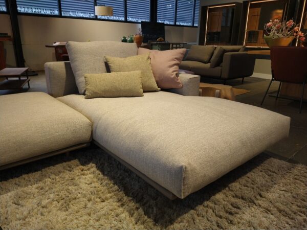 Rolf Benz - Volo hoekbank. * Afmeting: B430 x D350 x H68* CM. Grote lounge bank in beige stof direct verkrijgbaar bij Gulden Interieur.