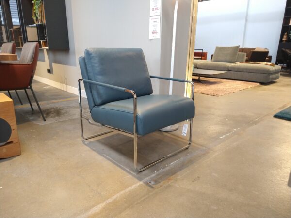 FSM - GABO. Fauteuil met uitklapbare voetensteun en hoofdsteun in petrol leder. Direct verkrijgbaar in de showroomsale bij Gulden Interieur