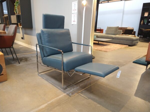 FSM - GABO. Fauteuil met uitklapbare voetensteun en hoofdsteun in petrol leder. Direct verkrijgbaar in de showroomsale bij Gulden Interieur