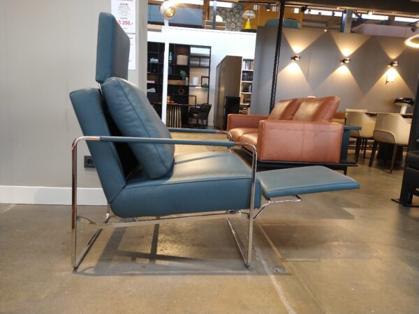 FSM - GABO. Fauteuil met uitklapbare voetensteun en hoofdsteun in petrol leder. Direct verkrijgbaar in de showroomsale bij Gulden Interieur