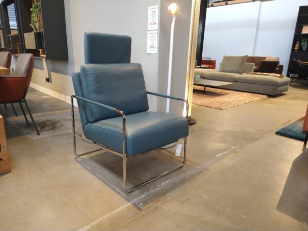 FSM - GABO. Fauteuil met uitklapbare voetensteun en hoofdsteun in petrol leder. Direct verkrijgbaar in de showroomsale bij Gulden Interieur