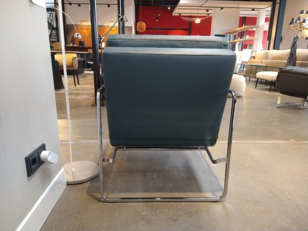 FSM - GABO. Fauteuil met uitklapbare voetensteun en hoofdsteun in petrol leder. Direct verkrijgbaar in de showroomsale bij Gulden Interieur