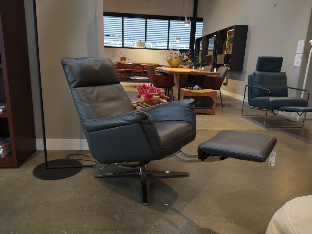 FSM - Shelby - Luxe lounge fauteuil in grijs leder. Uitklapbare voetensteun, draaibaar en neigmechaniek. Zonder levertijd bij Gulden Interieur