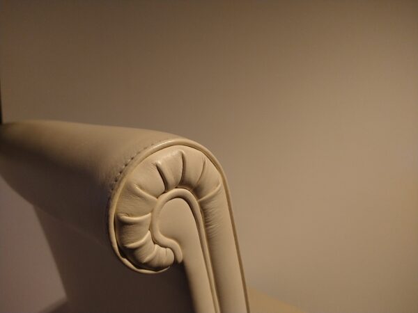 Vittoria - Poltrona Frau. Klassieke eetkamerstoel van Italiaans Design. Nu verkrijgbaar in de showroomsale bij Gulden Interieur - Officiële dealer.