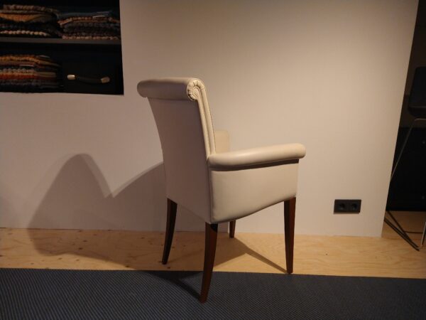 Vittoria - Poltrona Frau. Klassieke eetkamerstoel van Italiaans Design. Nu verkrijgbaar in de showroomsale bij Gulden Interieur - Officiële dealer.
